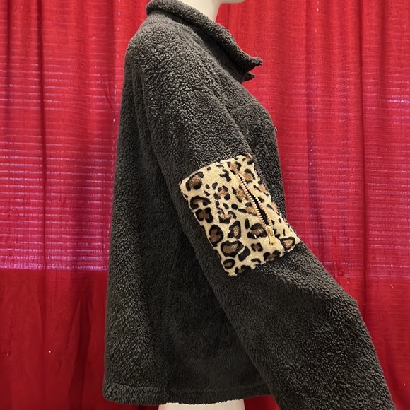 Shein Sherpa dark gray quarter zip jacket with leopard print sleeve zip pouch - Picture 6 of 11